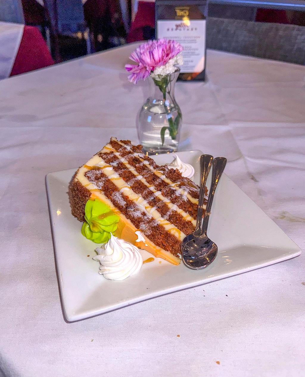 Dessert artistique aux fruits rouges et chocolat blanc créé par notre pâtissier