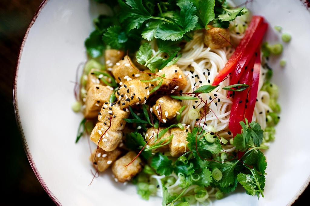 Salade végétarienne de quinoa, grenade et herbes fraîches