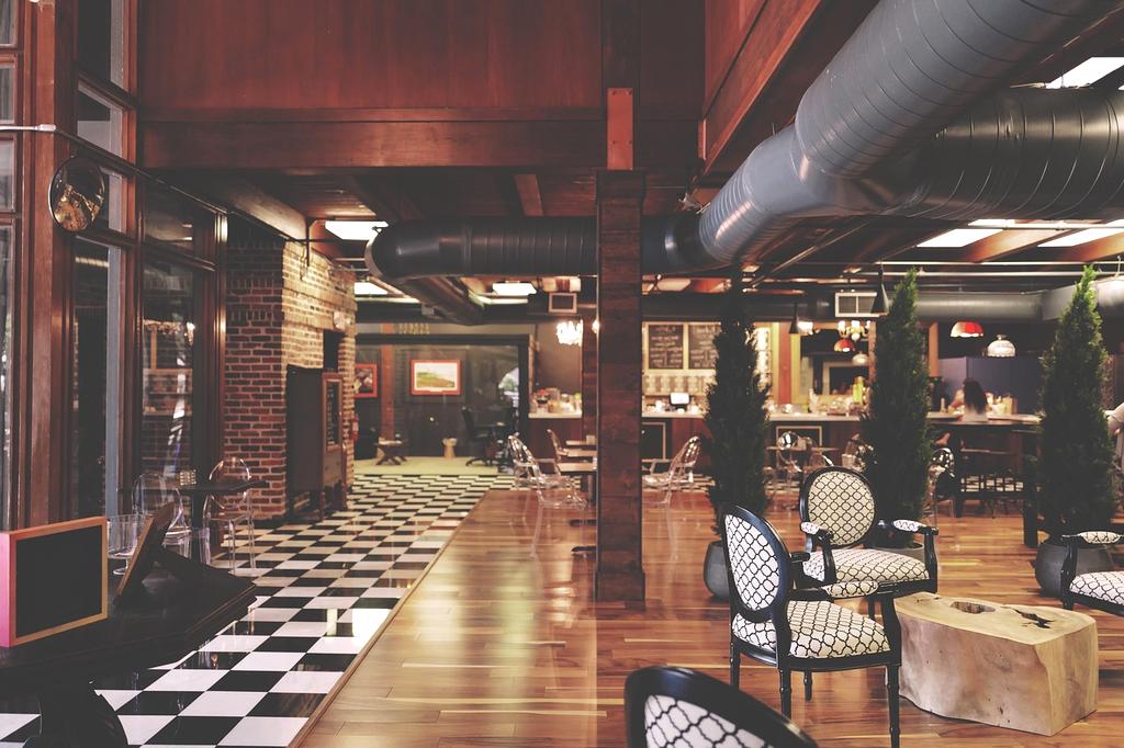 Salle de restaurant élégante avec tables dressées et ambiance accueillante