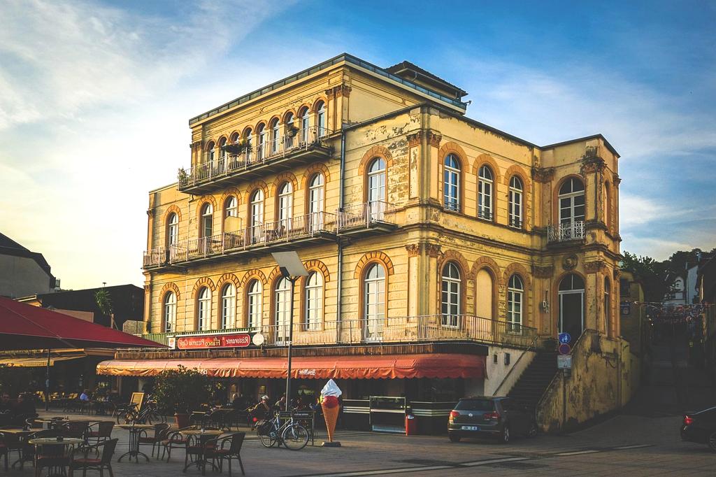 Façade élégante du restaurant cykupae au coucher du soleil