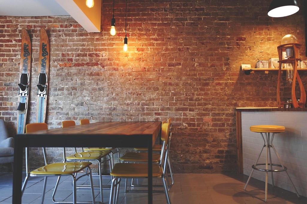 Intérieur élégant du restaurant cykupae avec tables dressées et ambiance chaleureuse