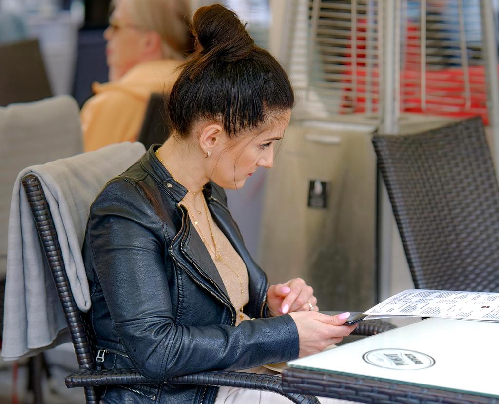 Terrasses de vignobles de la Vallée du Rhône sous ciel méditerranéen