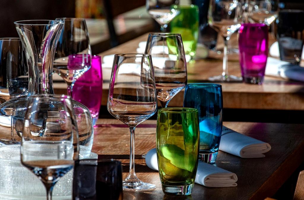 Notre sommelière expliquant les crus sélectionnés lors d'une dégustation privée