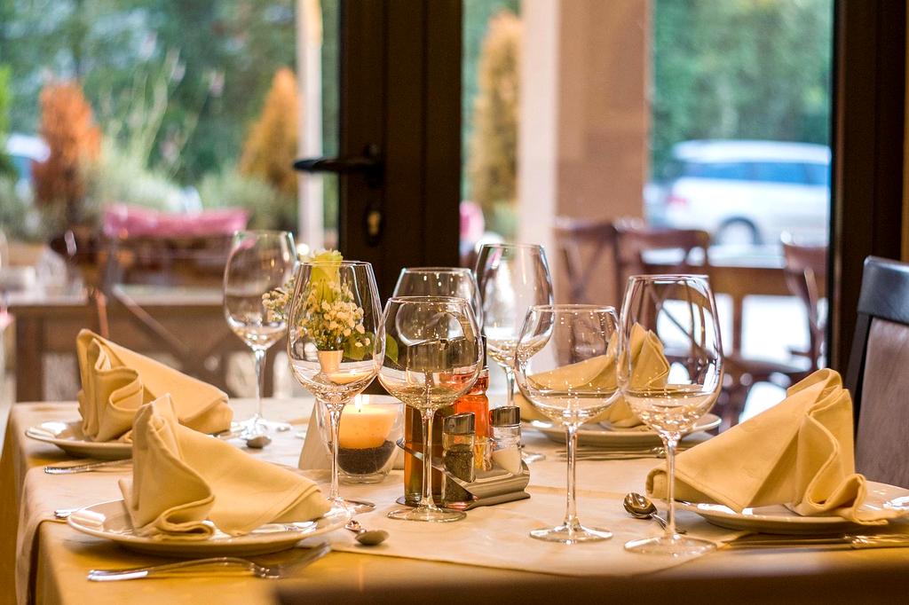 Table dressée pour une réservation gastronomique