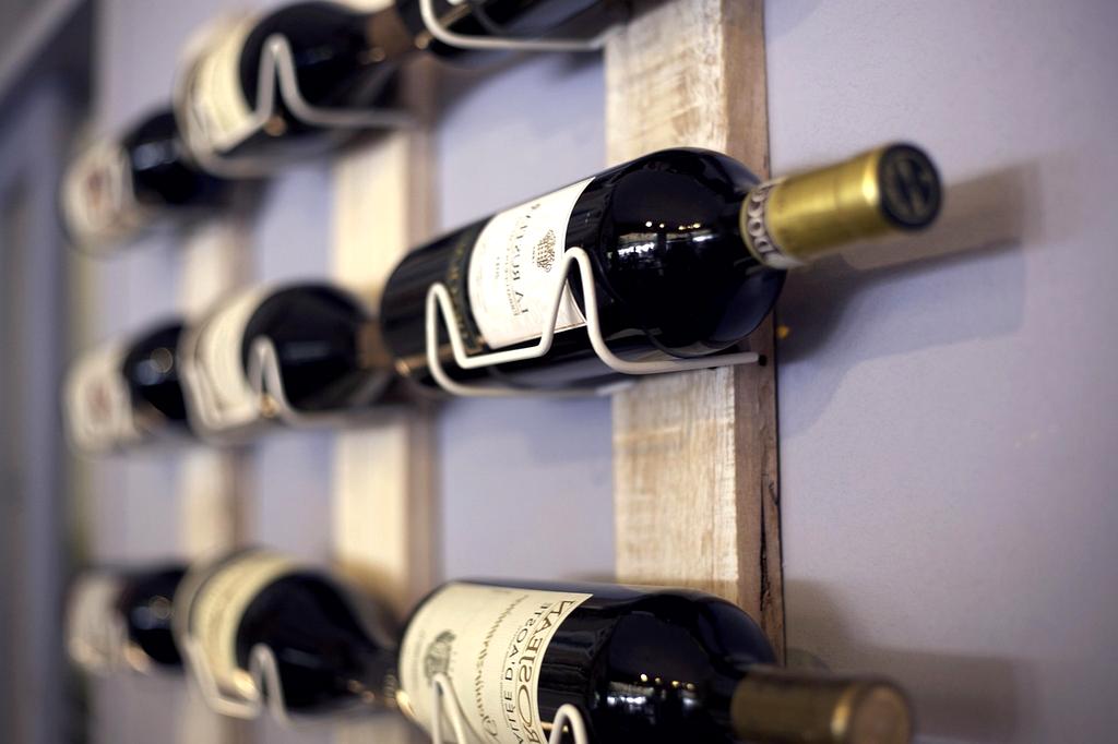 Cave à vins climatisée du restaurant avec collection de grands crus français